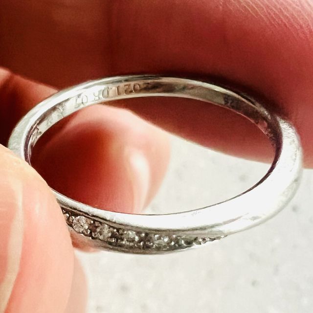 【銀座ダイヤモンドシライシの口コミ】 【デザイン】指輪自体にゆるいカーブのものがいいと思っていたのですが、…
