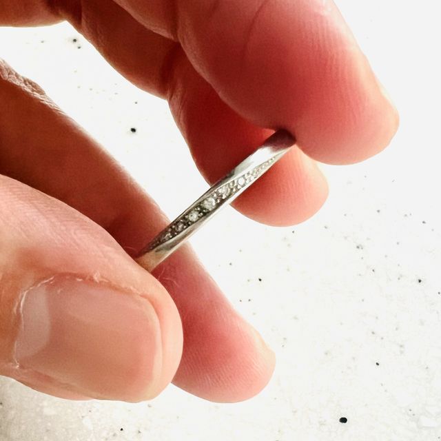 【銀座ダイヤモンドシライシの口コミ】 【デザイン】指輪自体にゆるいカーブのものがいいと思っていたのですが、…