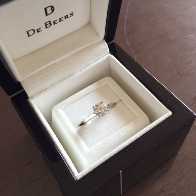 【デビアス(DE BEERS)の口コミ】 ﾀﾞｲｱﾓﾝﾄﾞの美しさを一番良く表す立て爪のデザインにしました。このデザイ…