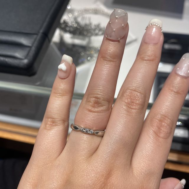 【エクセルコダイヤモンド(EXELCO DIAMOND)の口コミ】 指輪のデザインに惹かれ購入しました。繊細なミル打ちとセンターのゴージ…