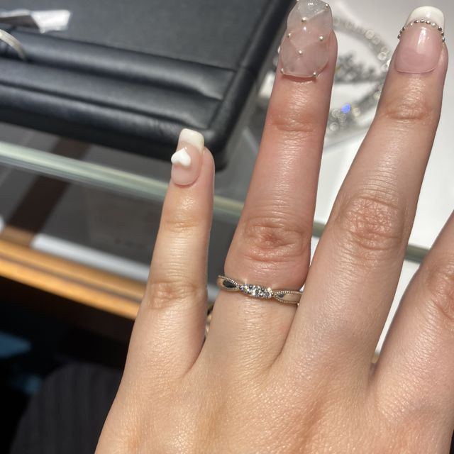 【エクセルコダイヤモンド(EXELCO DIAMOND)の口コミ】 指輪のデザインに惹かれ購入しました。繊細なミル打ちとセンターのゴージ…