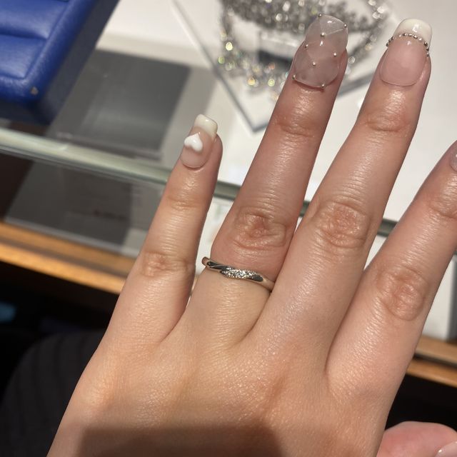 【銀座ダイヤモンドシライシの口コミ】 結婚指輪を選んだ決め手は、デザインの美しさと着け心地の良さでした。シ…