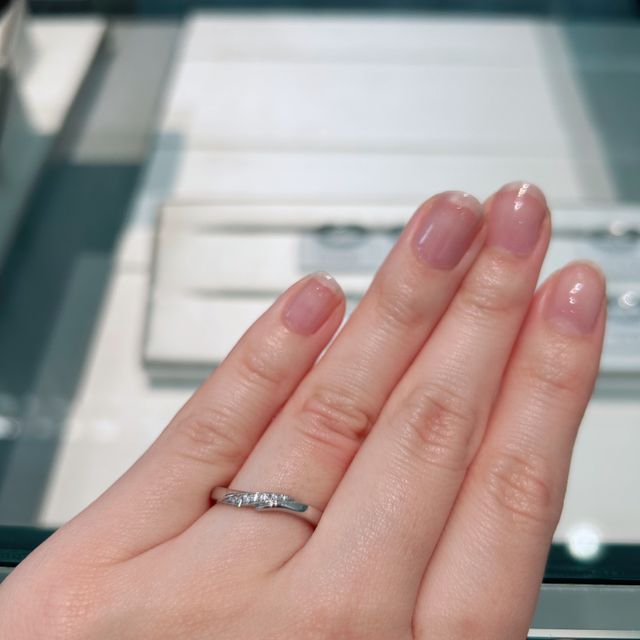 【アイプリモ(I-PRIMO)の口コミ】 アシンメトリーなデザインが好みで、婚約指輪との相性も良さそうだなと思…