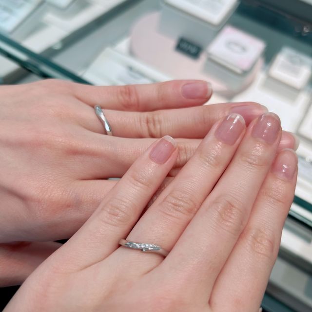 【アイプリモ(I-PRIMO)の口コミ】 アシンメトリーなデザインが好みで、婚約指輪との相性も良さそうだなと思…