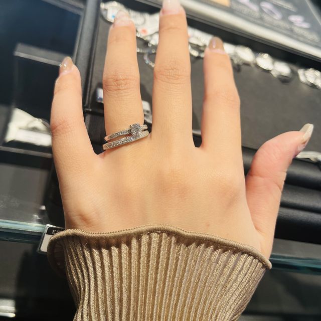 【エクセルコダイヤモンド(EXELCO DIAMOND)の口コミ】 婚約指輪とセットリングだったため、試着させていただきました。
やはり存…