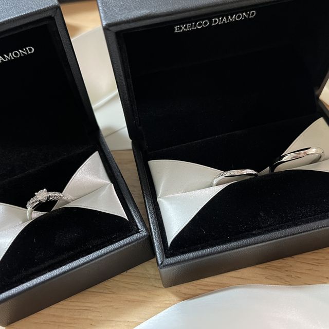 【エクセルコダイヤモンド(EXELCO DIAMOND)の口コミ】 特徴的なデザインが一番気に入った理由です。真ん中のダイヤと周りの装飾…