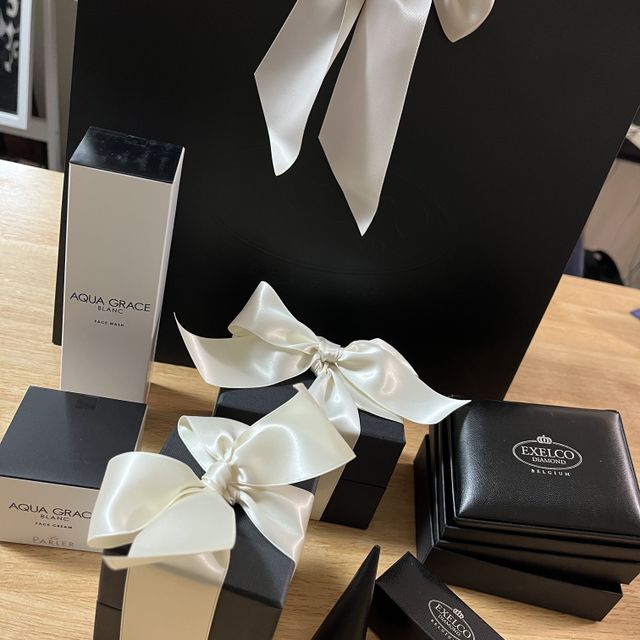 【エクセルコダイヤモンド(EXELCO DIAMOND)の口コミ】 特徴的なデザインが一番気に入った理由です。真ん中のダイヤと周りの装飾…