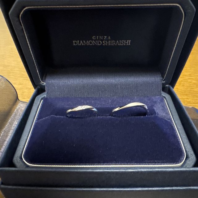 【銀座ダイヤモンドシライシの口コミ】 指輪自体手の甲側が湾曲しているデザインです。　　　　　湾曲部に妻のは…