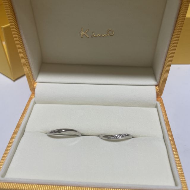 【ケイウノ ブライダル(K.UNO BRIDAL)の口コミ】 ウェーブラインの指輪で指が綺麗に見えます。新郎は毎日指輪を着用予定な…