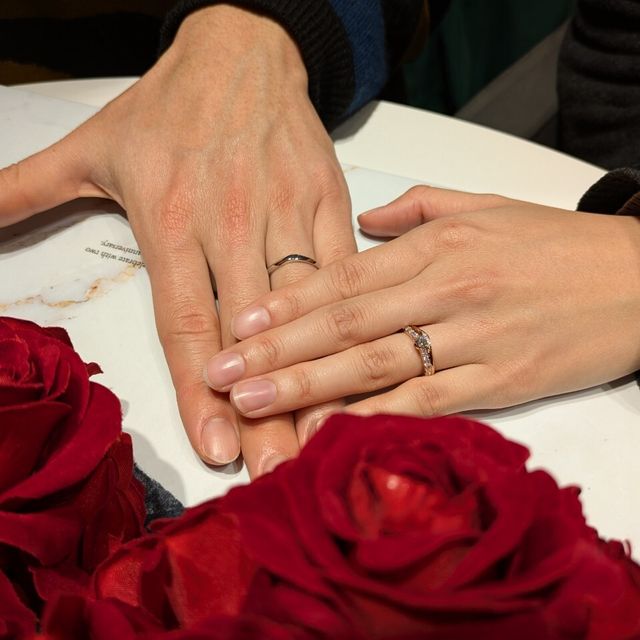 【ラザール ダイヤモンド(LAZARE DIAMOND)の口コミ】 婚約指輪はエタニティだけどダイヤは小さめにしてもらったので、全体がき…