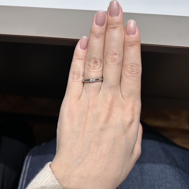【ラザール ダイヤモンド(LAZARE DIAMOND)の口コミ】 丈夫な鍛造製法の指輪を探していました。他にはないデザインと、一粒ダイ…