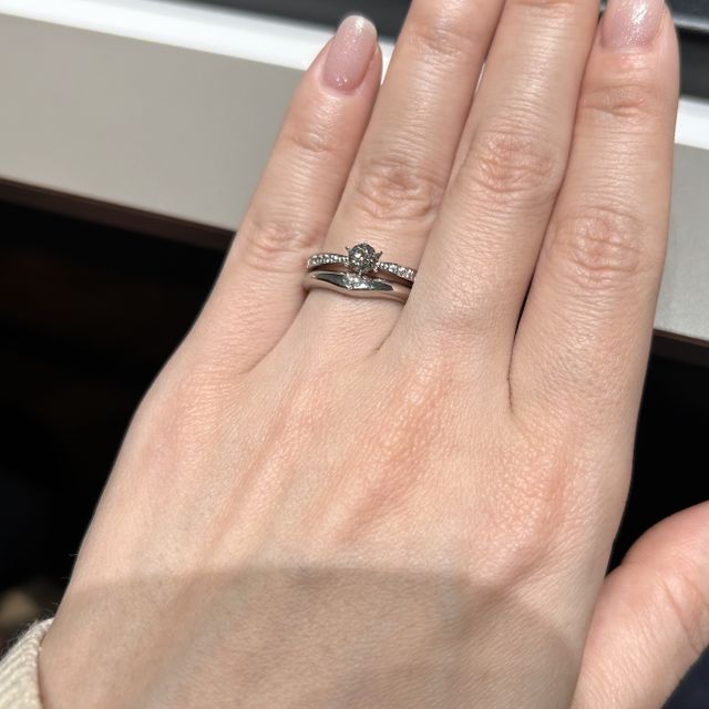 【ラザール ダイヤモンド(LAZARE DIAMOND)の口コミ】 丈夫な鍛造製法の指輪を探していました。他にはないデザインと、一粒ダイ…