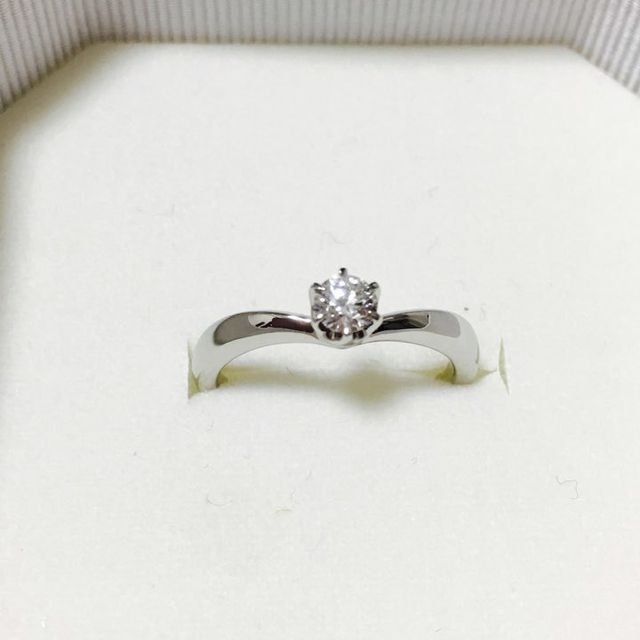 【4℃ BRIDAL(ヨンドシーブライダル)の口コミ】 いろんなデザインをつけて見たけど、ぴんとこずV字のシンプルなものにしま…