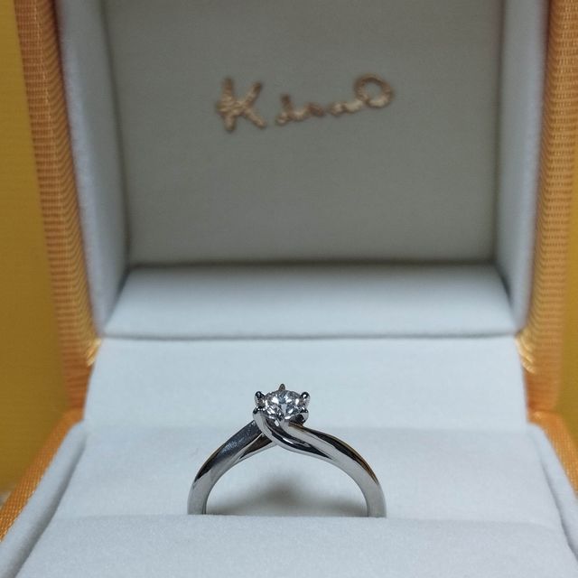 【ケイウノ ブライダル(K.UNO BRIDAL)の口コミ】 キューレット（ダイヤの先っぽ）が見えるデザインであること、台座の形が…