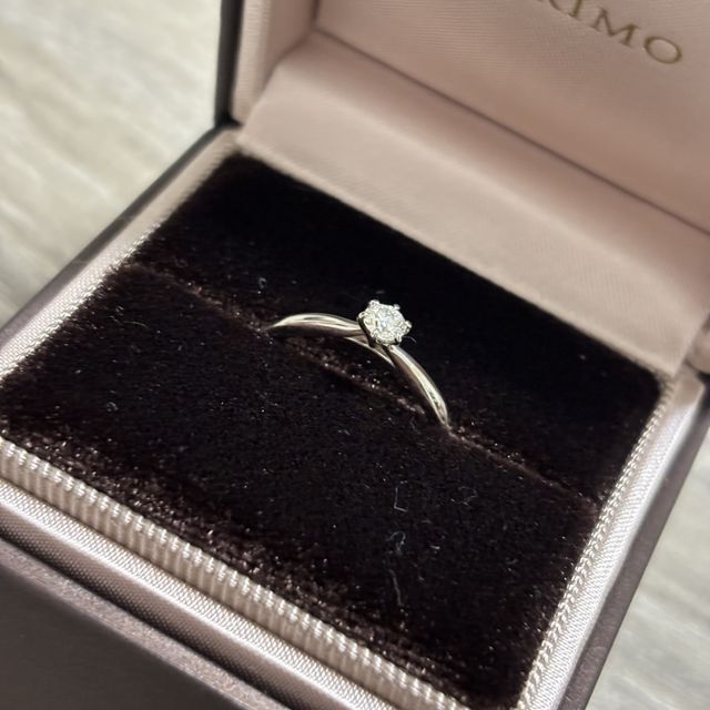 【アイプリモ(I-PRIMO)の口コミ】 指輪のデザインが他には無いデザインでダイヤの留め具の数や横から見た時…
