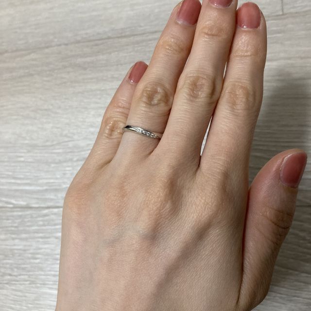 【銀座ダイヤモンドシライシの口コミ】 水かきが深めで細長い指なので、店員さんにウェーブか少しV字めの指輪を勧…