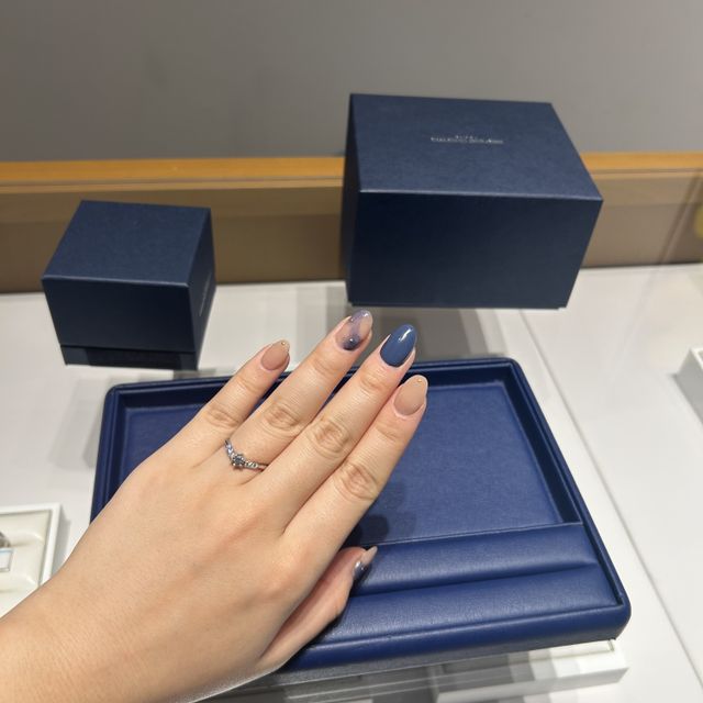 【銀座ダイヤモンドシライシの口コミ】 vの形した指輪です。
日本人の手に合うようにつくられた指輪で
とても可愛…