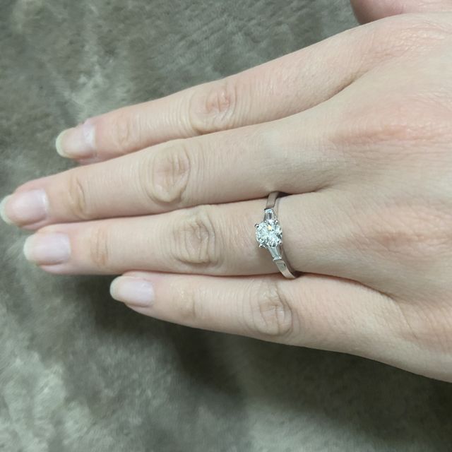 【グラフ(GRAFF)の口コミ】 センターのダイヤが大きく目をひくデザイン。
グラフの中でもデザインはた…