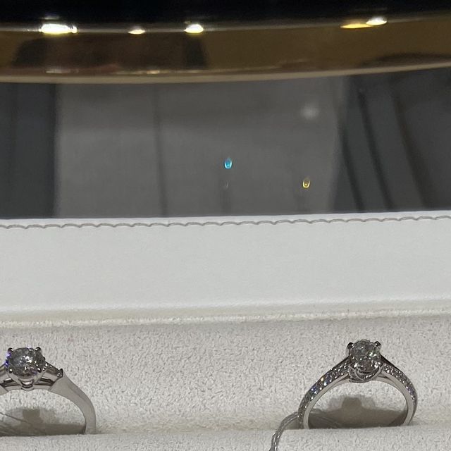 【グラフ(GRAFF)の口コミ】 センターのダイヤが大きく目をひくデザイン。
グラフの中でもデザインはた…