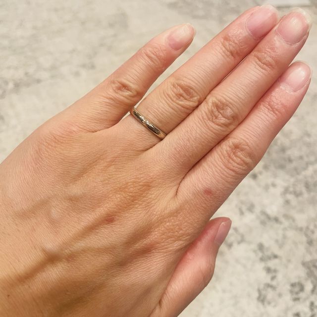 【NIESSING(ニーシング)の口コミ】 ローズウッドというゴールド。
指輪の縁がギザギザになっており、上品さと…