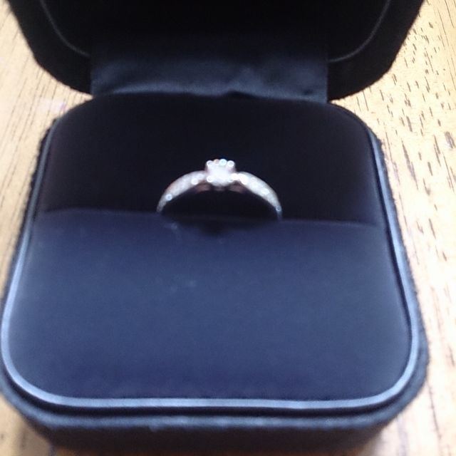 【ティファニー(Tiffany & Co.)の口コミ】 一般的に人気の婚約指輪は一粒ダイヤモンドリングだと思うのですが、この…