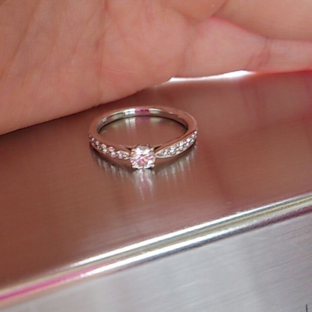 【ティファニー(Tiffany & Co.)の口コミ】 一般的に人気の婚約指輪は一粒ダイヤモンドリングだと思うのですが、この…