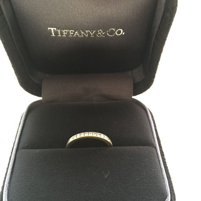 【ティファニー(Tiffany & Co.)の口コミ】 通常婚約指輪は一粒ダイヤのイメージでしたが、結婚指輪と重ね付けしてい…