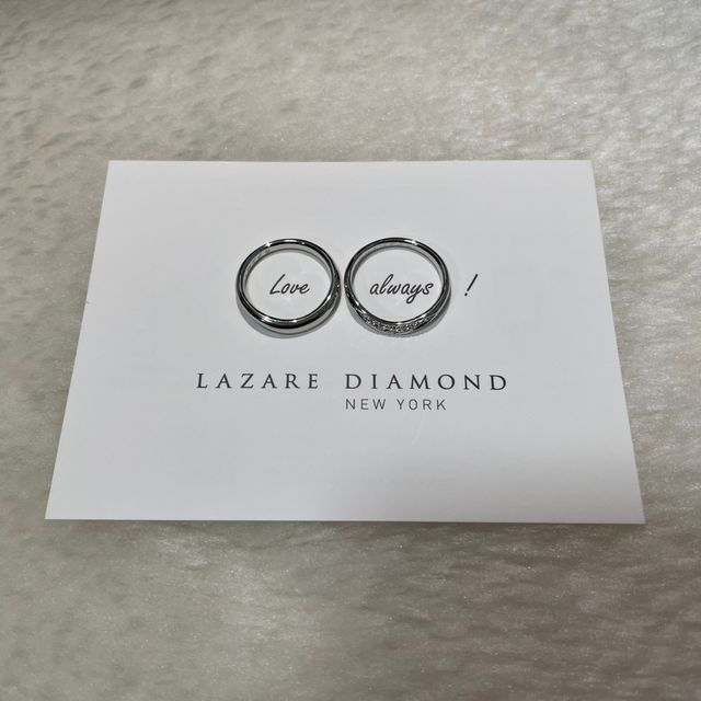 【ラザール ダイヤモンド(LAZARE DIAMOND)の口コミ】 シンプルなデザインながらもVの字のような形状をしており、長く使い続けら…