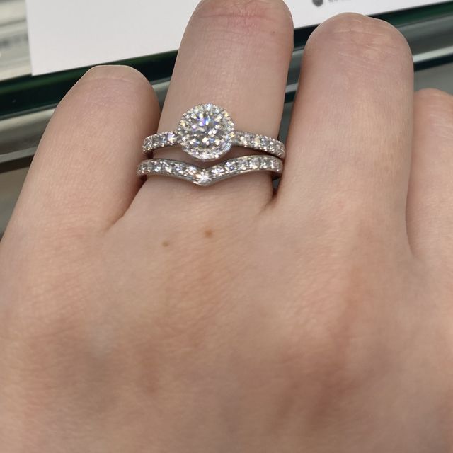 【アイプリモ(I-PRIMO)の口コミ】 ハーフエタニティを探していました。中でも真ん中にダイヤモンドが集まっ…