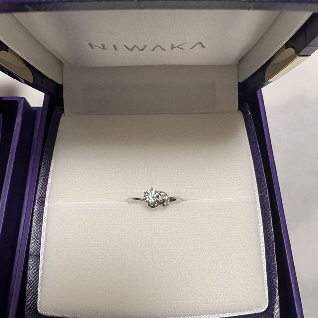 【俄(にわか)の口コミ】 シンプルだけど人と被らないデザインを探していました。ダイヤの横にメレ…