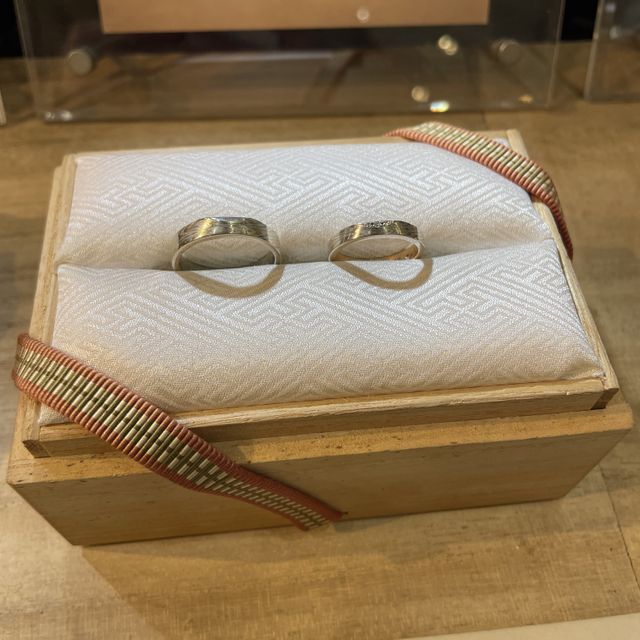 【杢目金屋(もくめがねや)の口コミ】 他にはないデザインで、職人による技術による木目と、一つの同じ材料から2…