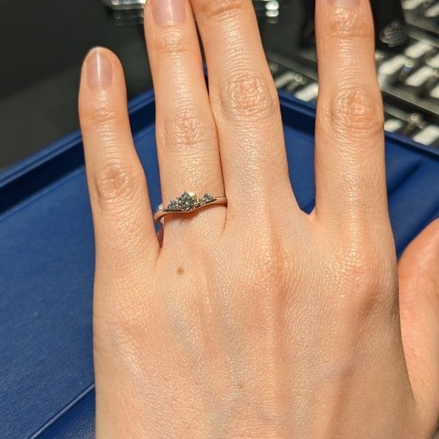 【銀座ダイヤモンドシライシの口コミ】 ダイヤモンドが左右アシンメトリーに配置されているところが一番のお気に…