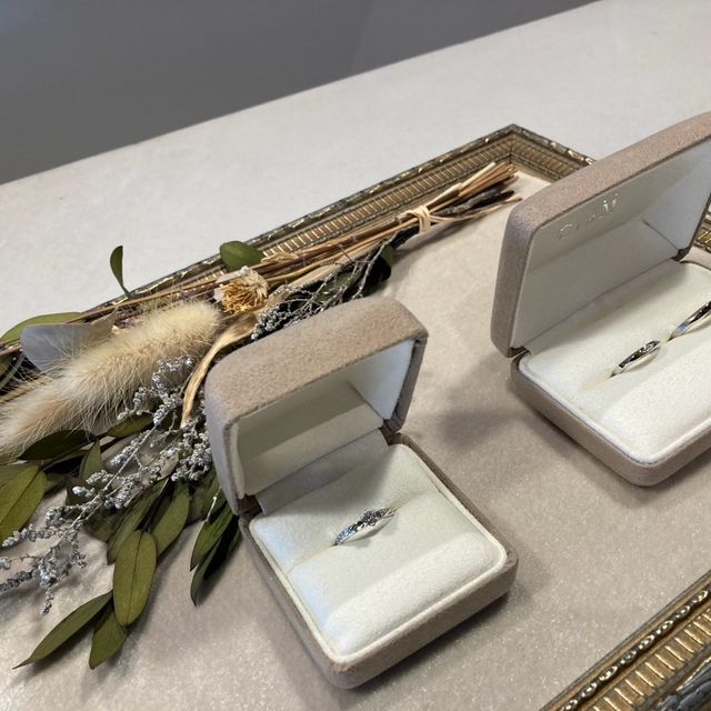 【atelier CraM(アトリエ クラム)の口コミ】 ブルーとグリーンのダイヤモンドがワンポイントです。左右非対称なので、…