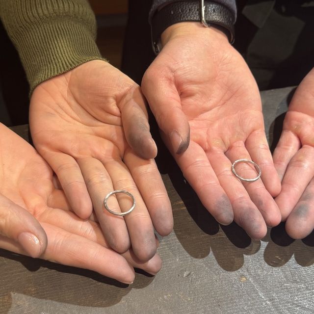 【鎌倉彫金工房の口コミ】 模様をつける工程では、槌目のデザインを選択したので、自分たちの手で槌…