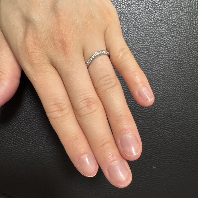 【ラザール ダイヤモンド(LAZARE DIAMOND)の口コミ】 ウェーブが綺麗で、真上からだけでなくどの角度から見てもキラキラダイヤ…