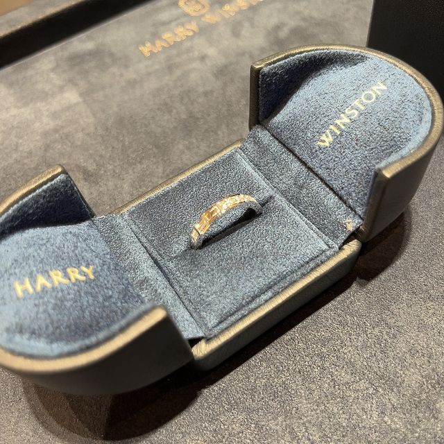 【ハリー・ウィンストン(Harry Winston)の口コミ】 最初は違うデザインの指輪を買いに行ったのですが、
こちらの指輪のデザイ…