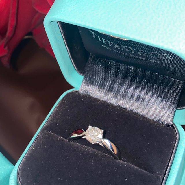 【ティファニー(Tiffany & Co.)の口コミ】 ザ王道の婚約指輪のデザインですが、ダイヤモンドの台座が高すぎないので…