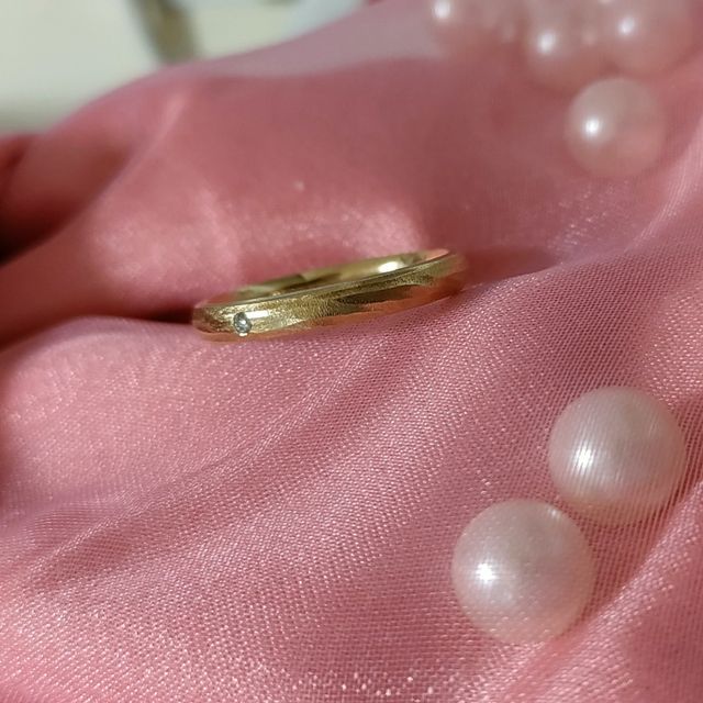 【FISCHER(フィッシャー)の口コミ】 こちらの指輪は、一般的な結婚指輪と比較し個性的なデザインと色味が魅力…