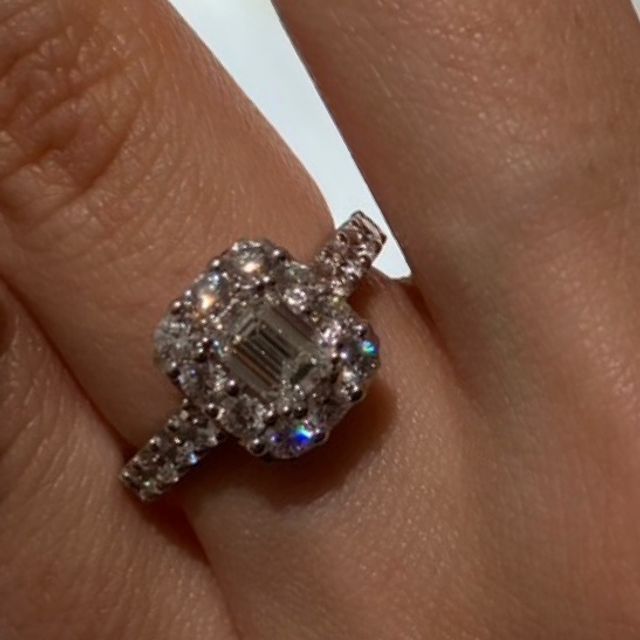 【グラフ(GRAFF)の口コミ】 エメラルドカットが気になって試着しました。面で輝くような中心のダイヤ…