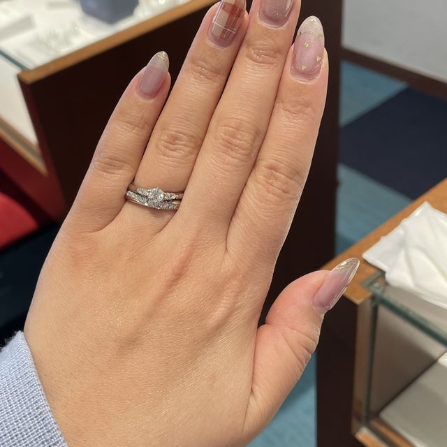 【銀座ダイヤモンドシライシの口コミ】 一粒の婚約指輪より、メレダイヤ付きが良いなと探していました。メレダイ…