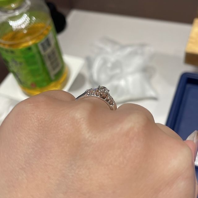 【銀座ダイヤモンドシライシの口コミ】 一粒の婚約指輪より、メレダイヤ付きが良いなと探していました。メレダイ…