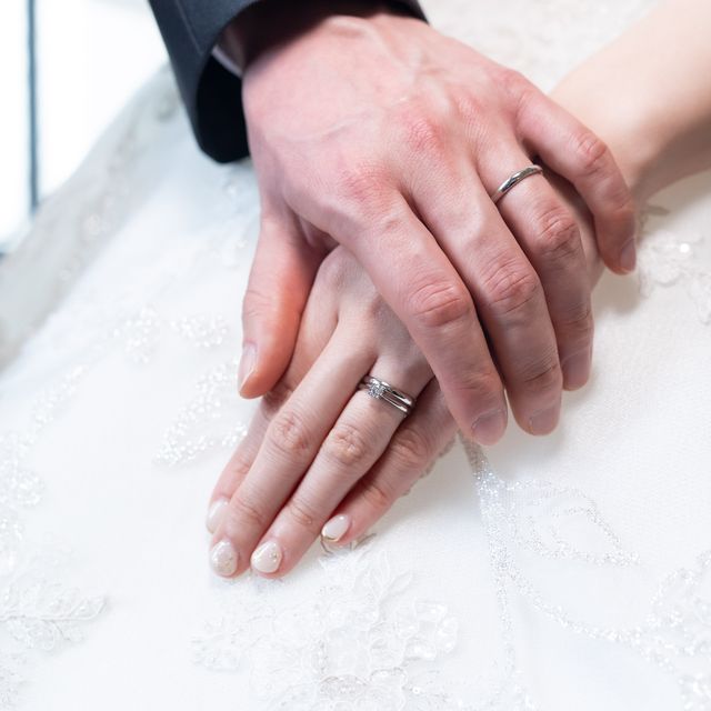 【俄(にわか)の口コミ】 シンプルなデザインで日常使いしやすく、結婚指輪と重ね付けしています。…