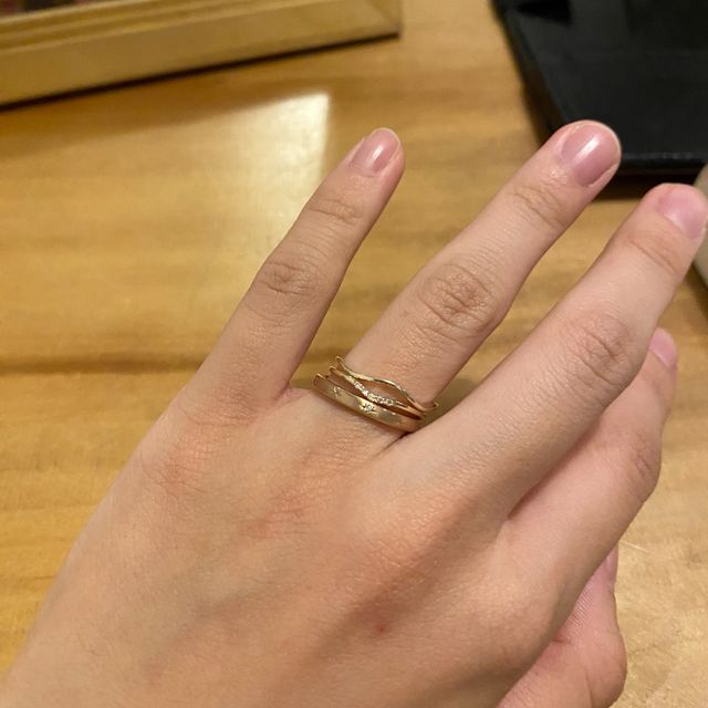 【voulez vous(ヴーレ・ヴー)の口コミ】 ・デザインについて
ゴールドかつダイヤがついていたので試着しました。肌…