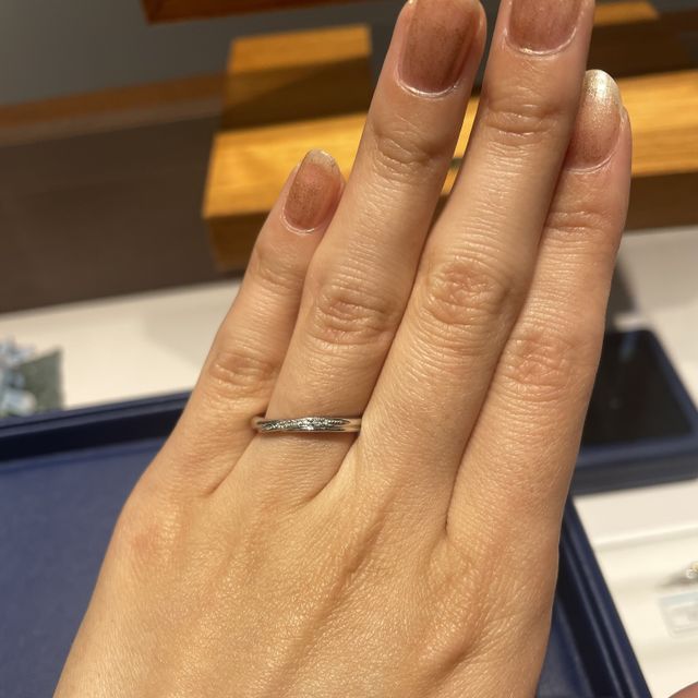 【銀座ダイヤモンドシライシの口コミ】 ダイヤモンドが斜めにたくさん入っておりキラメキを感じました。着け心地…