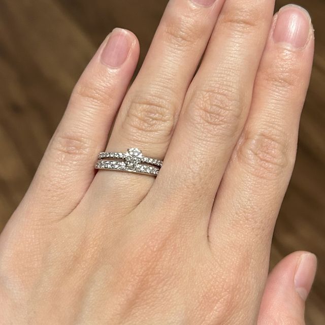 【ブシュロン(BOUCHERON)の口コミ】 ダイヤの高さがないので、普段使いしやすいです。
結婚指輪との重ね付けを…