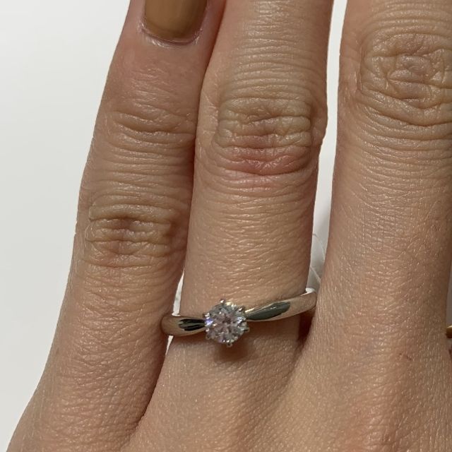 【4℃ BRIDAL(ヨンドシーブライダル)の口コミ】 婚約指輪→一粒石か、３連のものにするか迷いましたが、一粒石のもの…