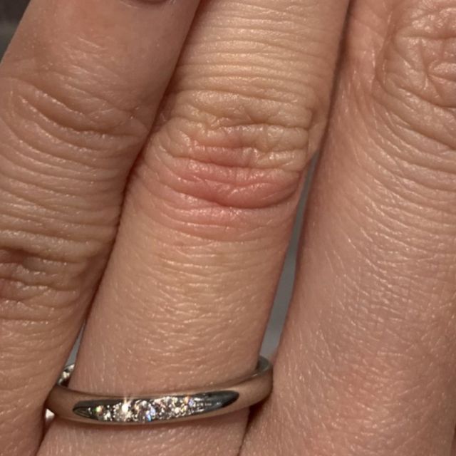 【4℃ BRIDAL(ヨンドシーブライダル)の口コミ】 婚約指輪→一粒石か、３連のものにするか迷いましたが、一粒石のもの…