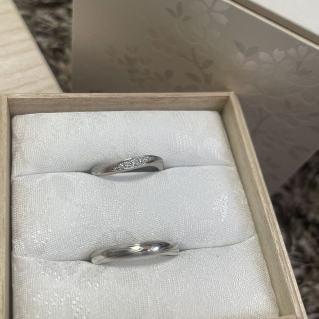 【杢目金屋(もくめがねや)の口コミ】 夫はストレート、私はウェーブとそれぞれ異なった形に決めましたが、同じ…