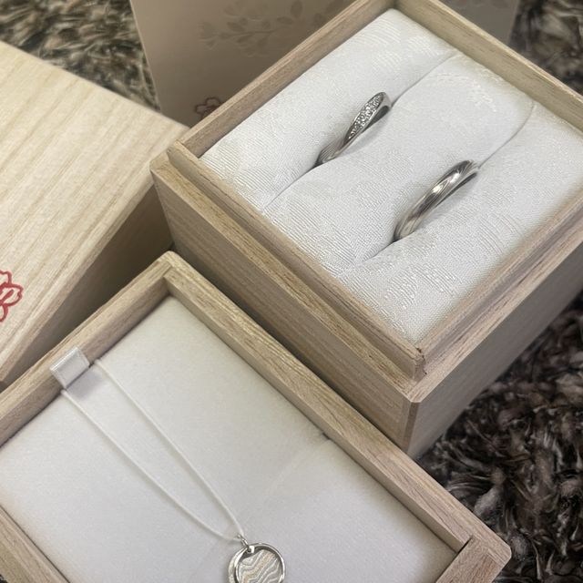 【杢目金屋(もくめがねや)の口コミ】 夫はストレート、私はウェーブとそれぞれ異なった形に決めましたが、同じ…