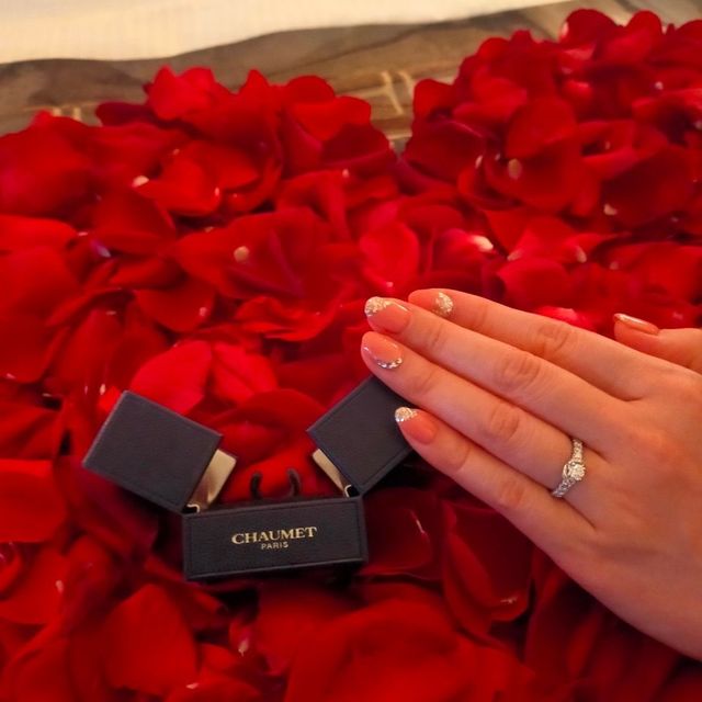 【ショーメ(CHAUMET)の口コミ】 センターのダイヤを包み込むように周囲をダイヤが囲っていることによって…